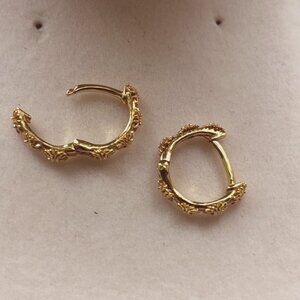 Gold tone Earrings with Daisy Design